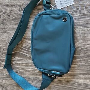 Lululemon Everywhere Belt Bag 2L